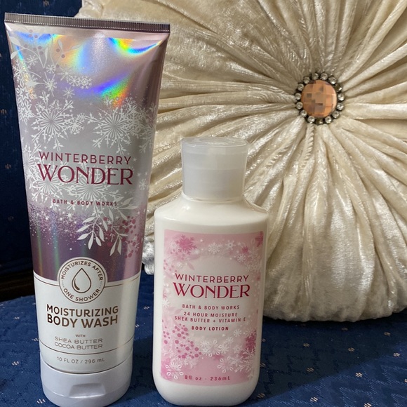 BATH & BODY WORKS SET. . . WINTERBERRY WONDER SCENT - Picture 2 of 6